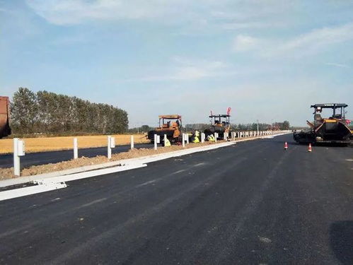 金湖段建設工程邁入新階段 瀝青路面攤鋪全面啟動，路面工程加速推進