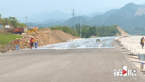 城開高速轉入路面施工新階段 路面水穩層正式攤鋪
