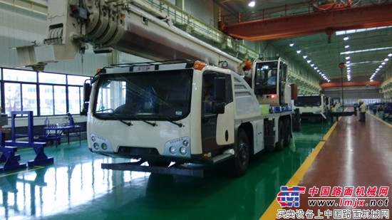 國機重工長起新廠區首批起重機產品成功下線